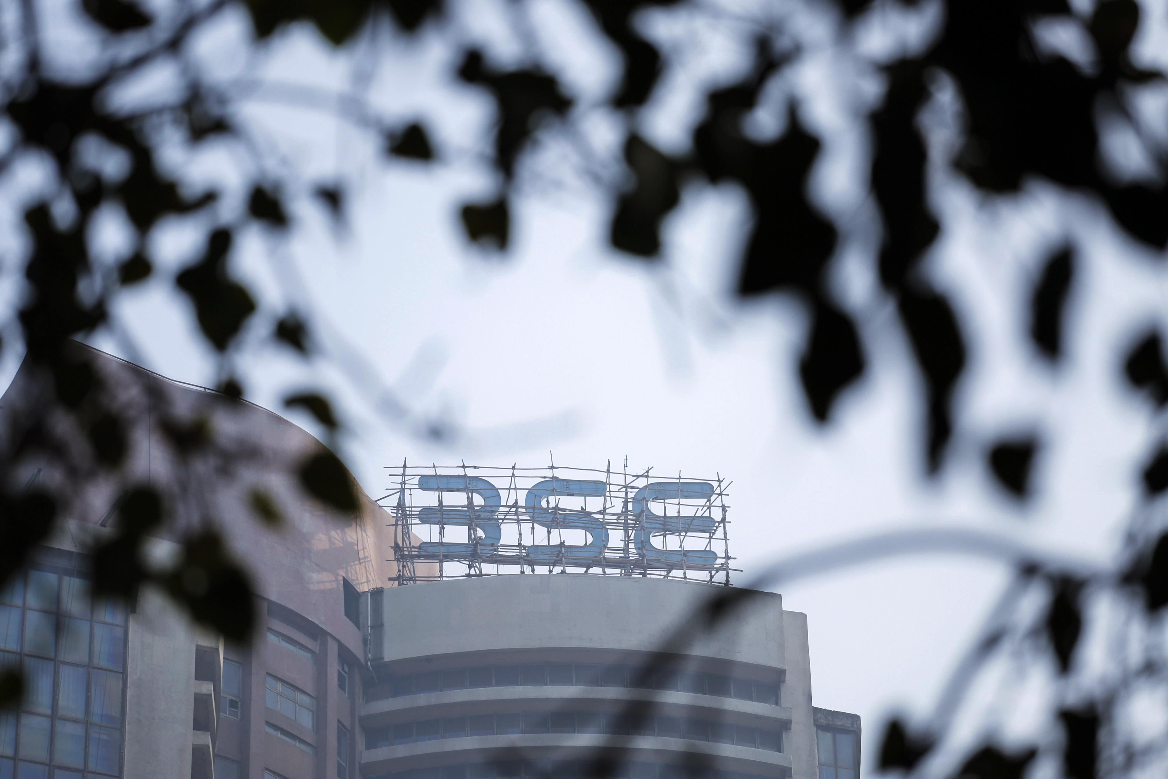 Sensex, Nifty Extend Declines As Private Lenders Drag